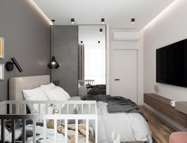 Белый парящий потолок с трековыми светильниками в спальне