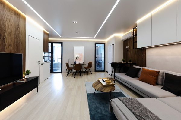 Парящий потолок со световыми линиями