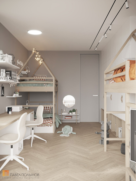 Белый матовый потолок с трековой системой освещения в детской