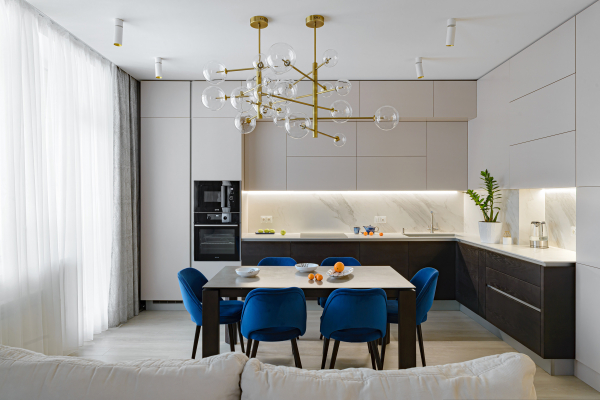 Классический белый матовый потолок с комбинированной системой освещения и нишей под карниз в кухне