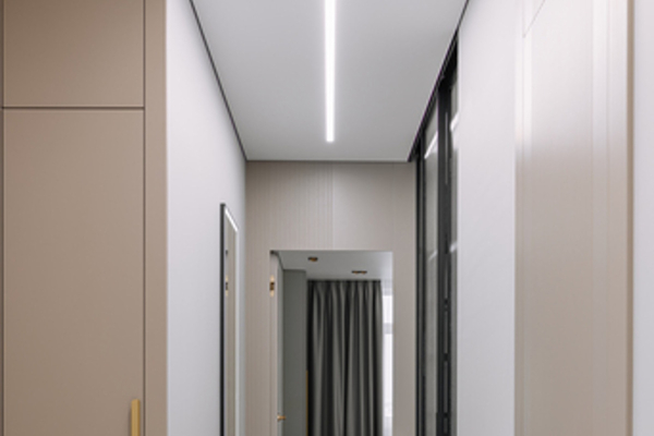 Потолок в коридоре со световыми линиями