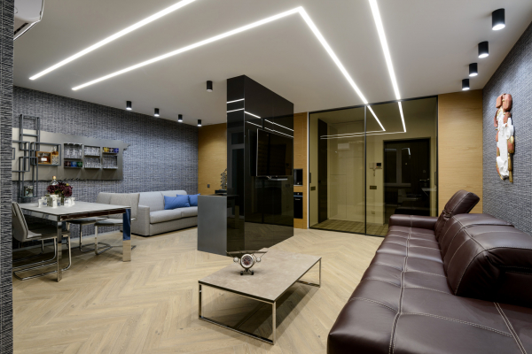 Дизайнерский потолок со световыми линиями и точечными светильниками