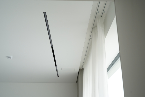 Натяжной потолок со световыми линиями