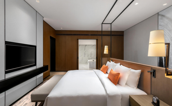 Теневой потолок в спальне