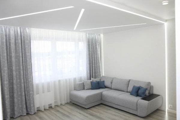 Потолок со световыми линиями в зале