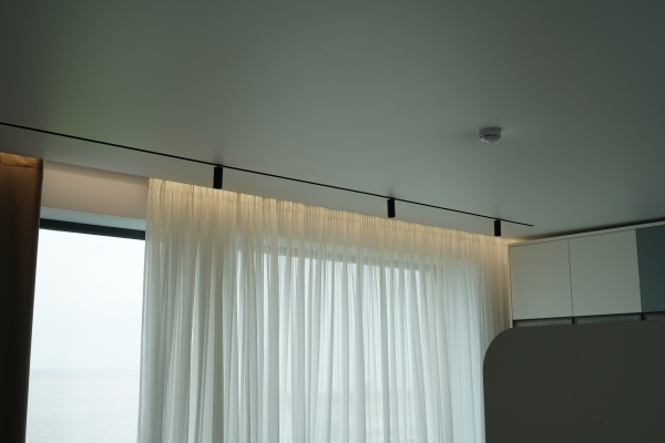 Натяжной потолок в гостиной