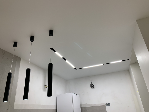 Натяжной потолок на кухню