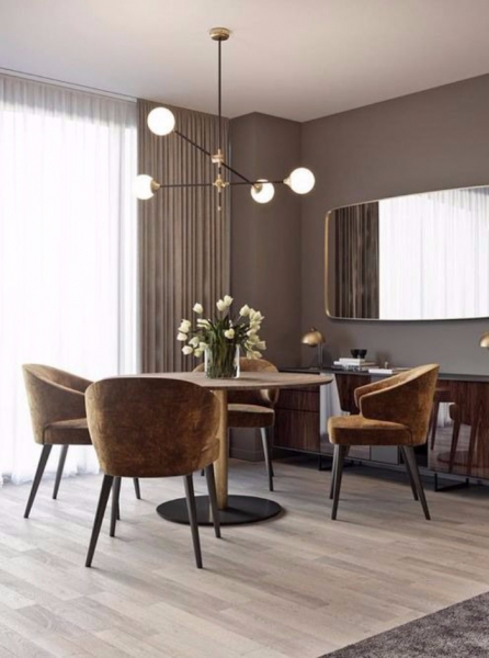 Бесщелевой потолок с люстрой в столовой