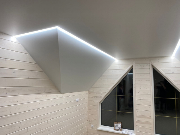 Натяжной потолок со световыми линиями