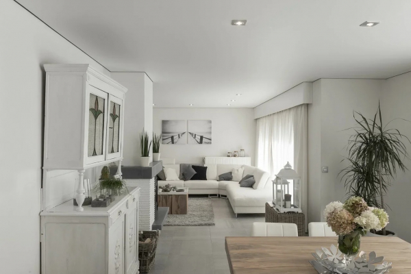 Белый потолок в классическом стиле с теневым профилем