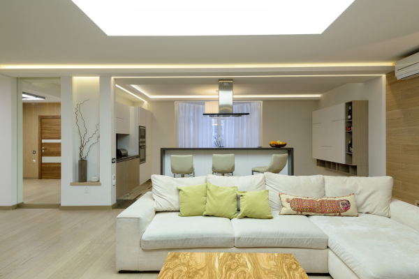 Светопрозрачный потолок в гостиной