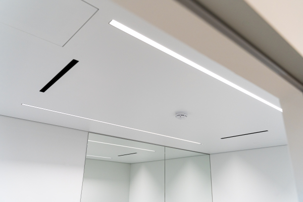 Натяжной потолок со световыми линиями