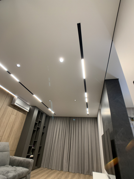 Фото натяжного потолка с использованием теневого профиля