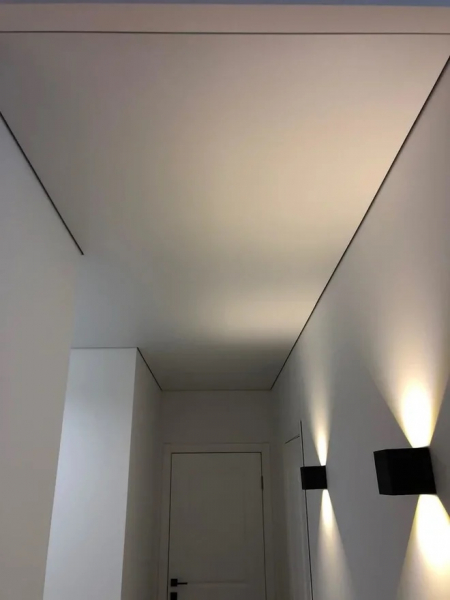 Потолок в коридоре с теневым профилем KRAAB