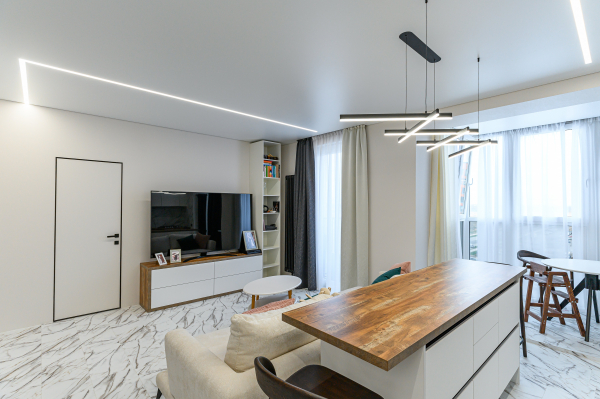 Натяжной потолок со световыми линиями