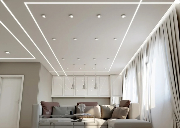 Потолок со световыми линиями в гостиной