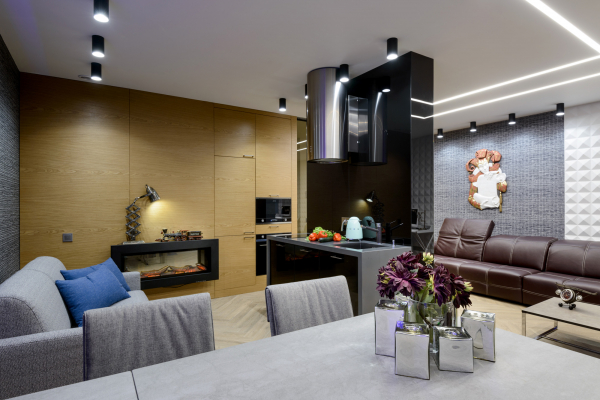 Потолок с накладными светильниками в студии