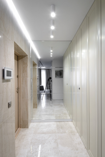 Потолок с накладными светильниками в прихожей