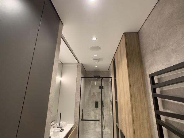 Теневой потолок в коридоре