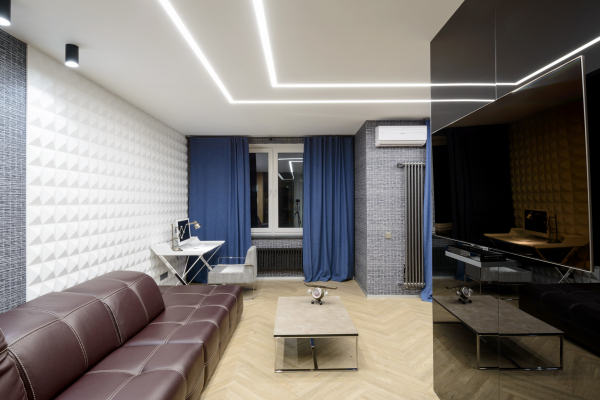 Потолок со световыми линиями в студии