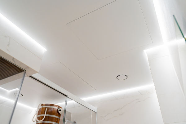 Натяжной потолок в ванной комнате