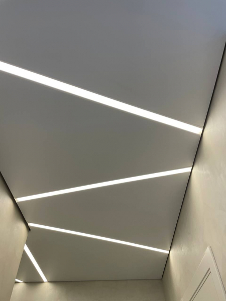 Фото матового потолка со световыми линиями